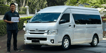 Gambar mobil Toyota Hiace yang siap untuk layanan rental, cocok untuk kebutuhan travel dan wisata.