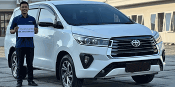 Mobil Toyota Innova yang terawat, ideal untuk rental perjalanan bisnis atau liburan keluarga.