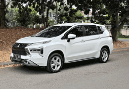 Mitsubishi Xpander warna hitam difoto dari sudut depan samping, menampilkan desain khas 