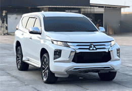 Toyota Kijang Innova warna abu-abu gelap (dark grey metallic) difoto dari sudut depan samping, menampilkan grille krom besar khas Innova, headlamp LED tajam, dan velg alloy premium. Sebagai salah satu unit armada sewa mobil di Medan, Innova ini menjadi pilihan populer untuk perjalanan bisnis, keluarga besar, maupun wisata ke Berastagi dan Danau Toba karena kenyamanan kabin dan performa mesin yang tangguh untuk medan menanjak.