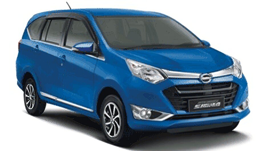 Daihatsu Sigra warna biru difoto dari sudut depan samping, menampilkan desain MPV kompak dengan grille depan berlapis krom, headlamp modern, dan velg alloy sporty. Sebagai armada sewa mobil di Medan, Sigra menjadi pilihan MPV ekonomis dengan kapasitas 7 penumpang, cocok untuk keluarga kecil yang ingin kendaraan lapang namun tetap hemat biaya sewa dibanding Avanza/Innova, ideal untuk perjalanan dalam kota maupun ke luar kota seperti Berastagi.
