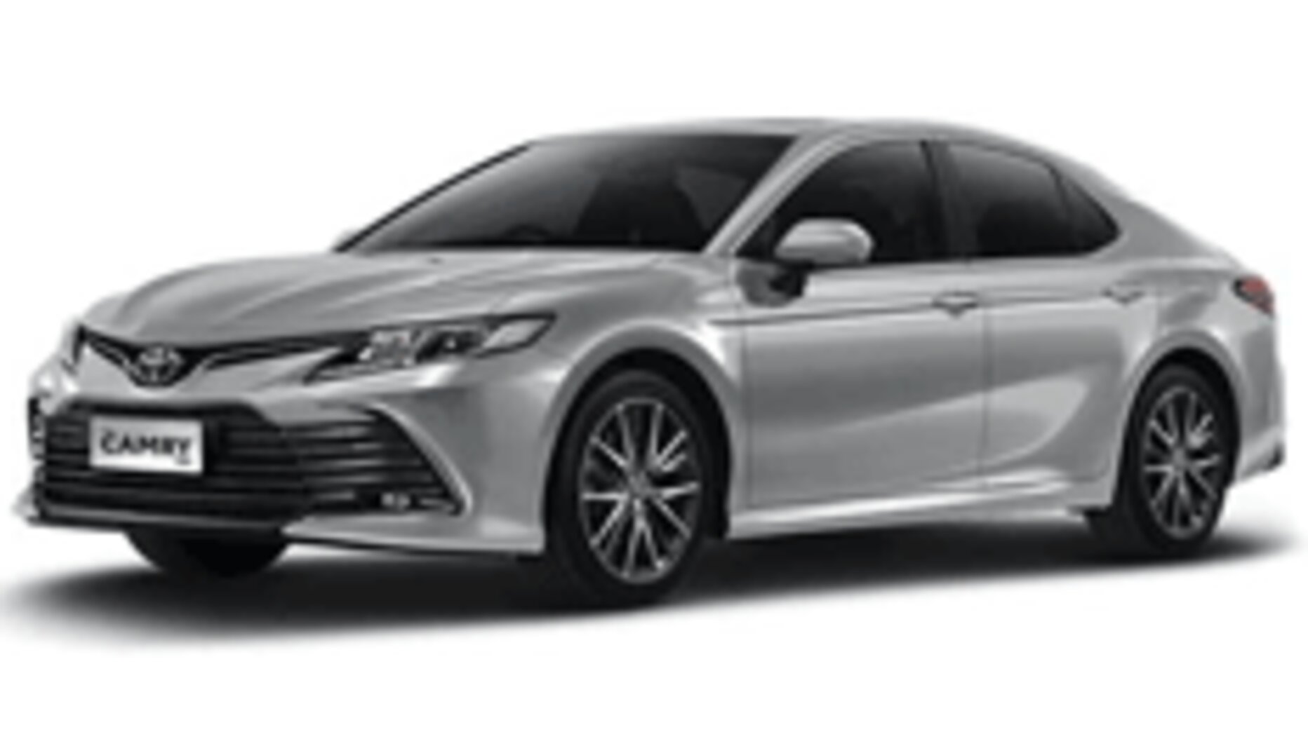 Toyota Camry warna silver difoto dari sudut depan samping, menampilkan desain sedan eksekutif dengan grille depan besar bergaya sporty, headlamp LED tajam, garis body yang mengalir elegan, dan velg alloy multi-spoke. Sebagai armada premium sewa mobil di Medan, Camry menjadi pilihan sedan mewah untuk kebutuhan protokoler, wedding car, jemputan tamu VIP/eksekutif perusahaan, hingga perjalanan bisnis yang mengutamakan kenyamanan dan kesan formal-elegan.