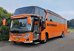 Bus pariwisata big bus warna biru dengan aksen biru tua difoto dari sudut depan, menampilkan desain bus besar dengan kaca depan panorama lebar, kaca spion aerodinamis, dan bodi tinggi khas bus pariwisata jarak jauh. Sebagai armada kapasitas terbesar sewa mobil di Medan, big bus ini menjadi pilihan utama untuk rombongan besar seperti wisata sekolah/kampus, gathering perusahaan skala besar, ziarah/wisata religi, hingga perjalanan wisata ke Danau Toba dan Berastagi dengan kapasitas sekitar 40-59 seat, dilengkapi fasilitas AC, reclining seat, dan bagasi besar untuk perjalanan jauh yang nyaman.