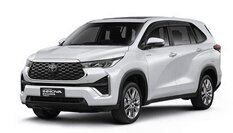 Toyota Kijang Innova Zenix warna silver difoto dari sudut depan samping, menampilkan desain generasi terbaru dengan grille depan besar bergaya SUV, headlamp LED modern menyatu dengan garis body, serta siluet yang lebih tinggi dan gagah dibanding Innova Reborn. Sebagai armada terbaru sewa mobil di Medan, Innova Zenix hadir dengan teknologi hybrid (tersedia di beberapa varian) dan kenyamanan kabin kelas atas, cocok untuk perjalanan bisnis eksekutif, keluarga yang menginginkan unit terbaru, maupun wisata jarak jauh ke Danau Toba dengan efisiensi bahan bakar lebih baik.