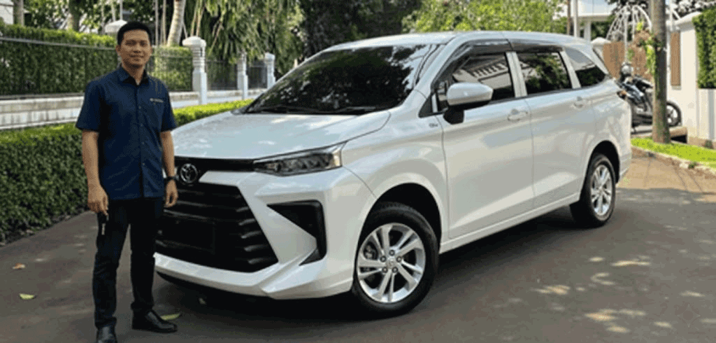 Mobil Toyota Avanza yang ideal untuk rental keluarga, tersedia untuk disewa dengan harga terjangkau.