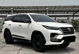 Toyota All New Avanza silver metalik tersedia sebagai salah satu pilihan armada sewa mobil di Medan. MPV keluarga ini cocok untuk perjalanan wisata, mudik, acara keluarga, hingga kebutuhan bisnis di kota Medan dan sekitarnya (Belawan, Deli Serdang, Binjai, hingga perjalanan ke Berastagi/Danau Toba). Kapasitas 7 penumpang, AC dingin, dan interior lapang menjadikannya unit favorit untuk rental harian maupun mingguan.