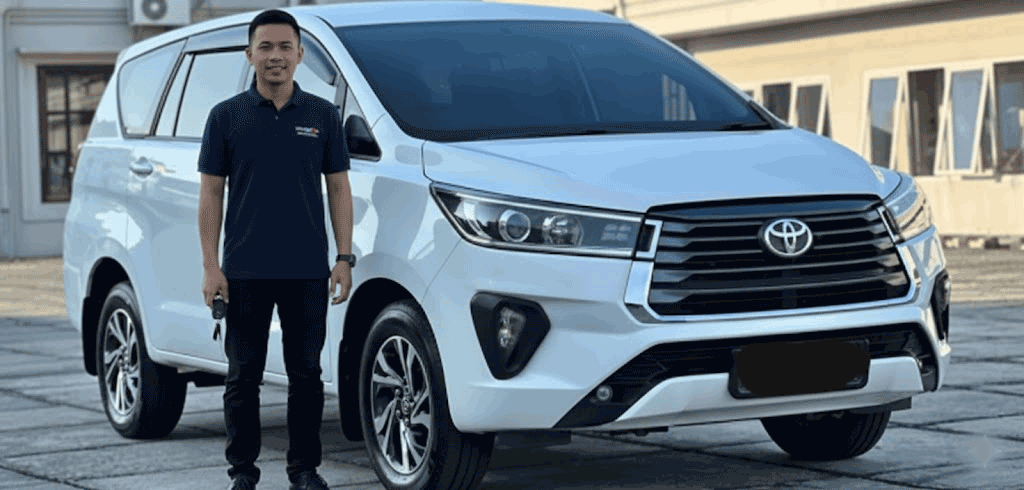Mobil Toyota Innova yang terawat, ideal untuk rental perjalanan bisnis atau liburan keluarga.