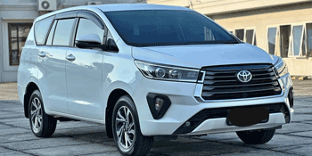 Mobil Toyota Innova yang terawat, ideal untuk rental perjalanan bisnis atau liburan keluarga.