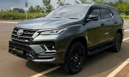 Rental mobil Toyota Fortuner VRZ warna abu-abu gelap di Medan, unit terbaru, siap disewa untuk perjalanan dinas atau wisata.