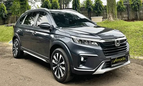 Honda BR-V generasi kedua warna abu-abu gelap (Dark Olive Metallic) siap disewakan di Medan. Mobil 7-seater tipe SUV crossover, tersedia untuk rental lepas kunci atau dengan supir.
