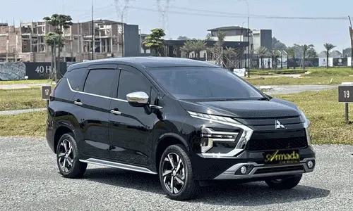 Mobil Mitsubishi Xpander warna hitam metalik (Black Mica) generasi facelift siap disewakan di Medan. Mobil MPV 7 penumpang dengan desain Dynamic Shield yang cocok untuk perjalanan bisnis atau wisata.